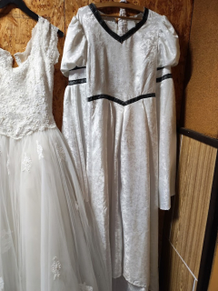   Historické šaty bílé s vlečkou