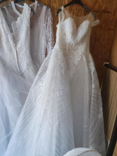 Svatební šaty s perličkami